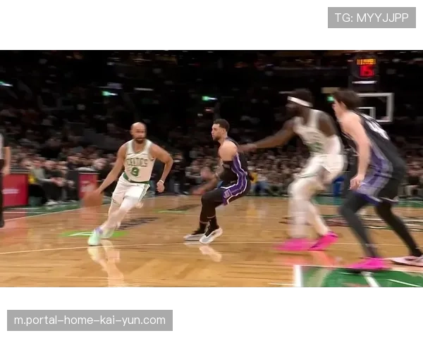 长岛篮网穆奥卡7分8篮板3盖帽 多次空接扣篮和保护篮筐提供支撑